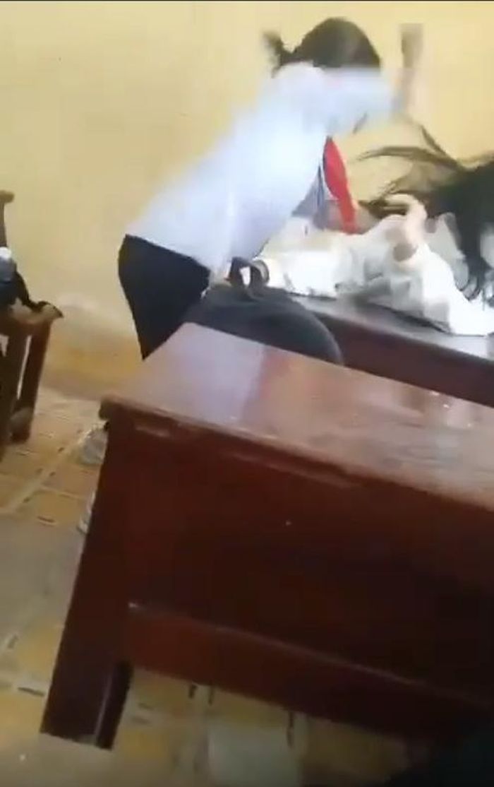 Đình chỉ học tập 1 năm nữ sinh lớp 6 đánh bạn trong lớp-1