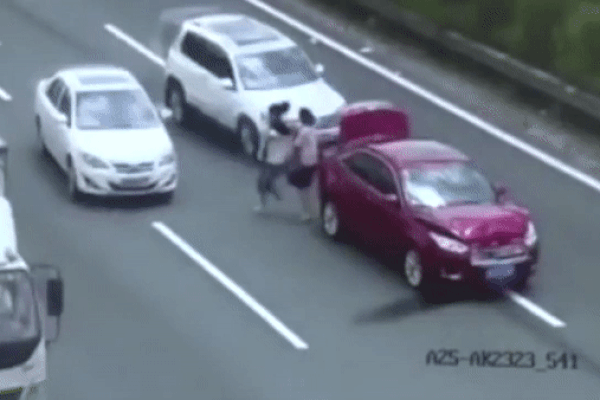 Đôi vợ chồng bế con đi ra giữa đường cao tốc, cả gia đình may mắn thoát nạn sau cú đâm kinh hoàng