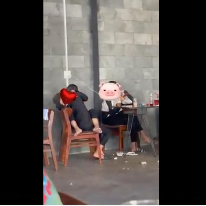 Cặp đôi học sinh hôn nhau tại quán cafe khiến netizen nóng mắt-5