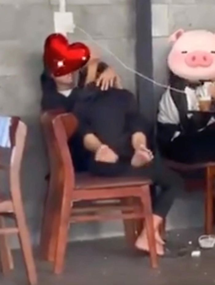 Cặp đôi học sinh hôn nhau tại quán cafe khiến netizen nóng mắt-6