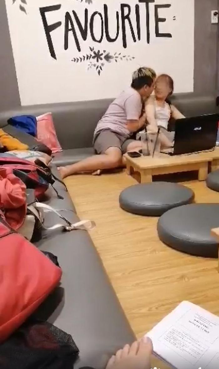 Cặp đôi học sinh hôn nhau tại quán cafe khiến netizen nóng mắt-8