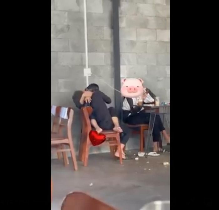 Cặp đôi học sinh hôn nhau tại quán cafe khiến netizen nóng mắt-4