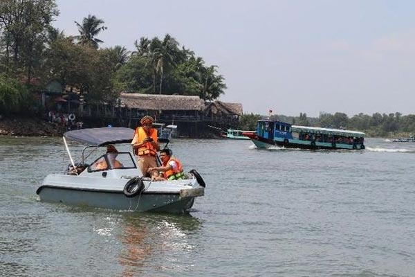 Ô tô khách va chạm xe đầu kéo, 8 người thương vong-2