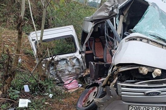Ô tô khách va chạm xe đầu kéo, 8 người thương vong