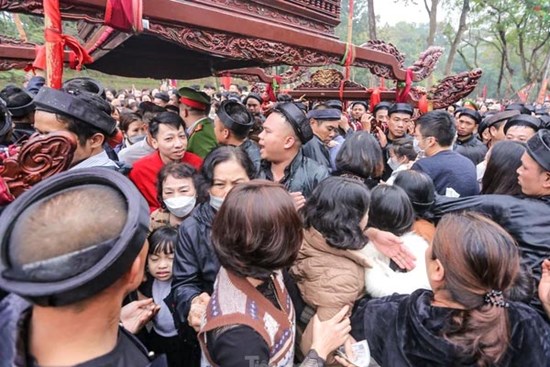 Người người chen chúc