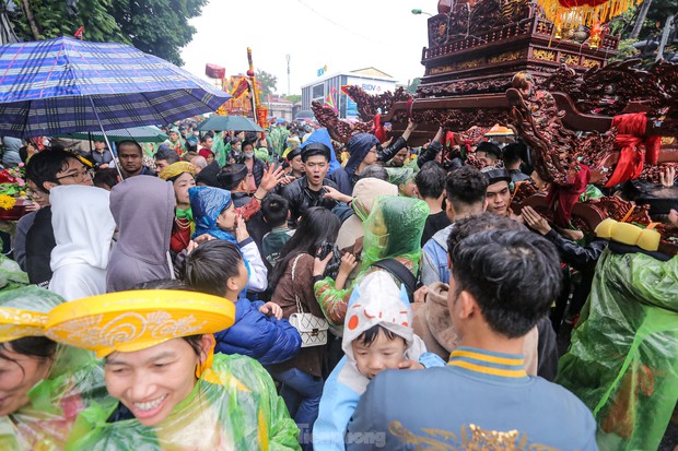 Người người chen chúc chui kiệu cầu may tại lễ hội Đền Và-23