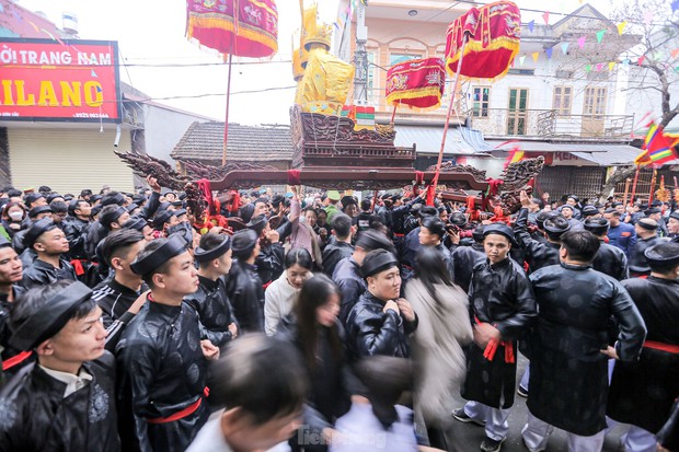 Người người chen chúc chui kiệu cầu may tại lễ hội Đền Và-14