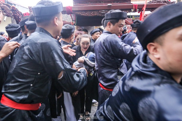 Người người chen chúc chui kiệu cầu may tại lễ hội Đền Và-13