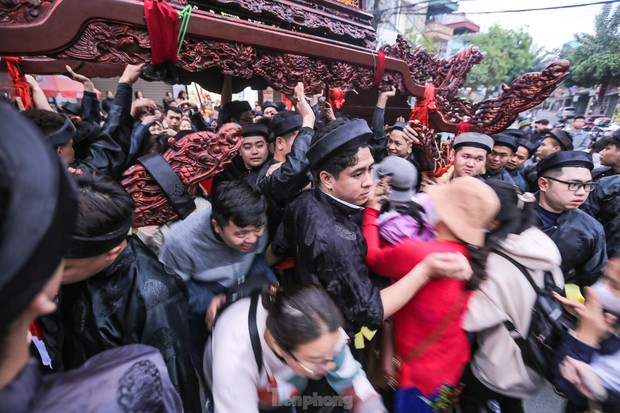 Người người chen chúc chui kiệu cầu may tại lễ hội Đền Và-11