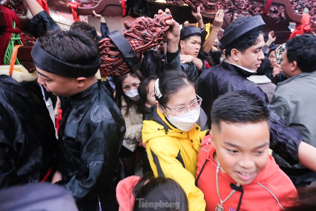 Người người chen chúc chui kiệu cầu may tại lễ hội Đền Và-10