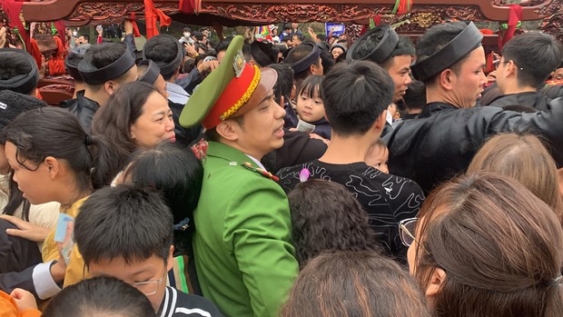 Người người chen chúc chui kiệu cầu may tại lễ hội Đền Và-8