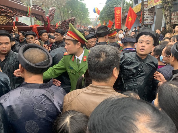 Người người chen chúc chui kiệu cầu may tại lễ hội Đền Và-7