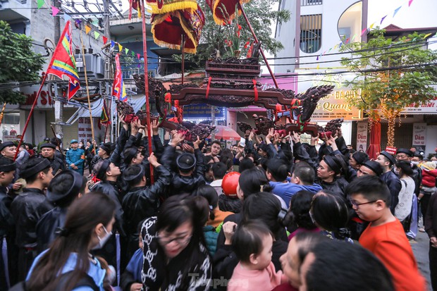 Người người chen chúc chui kiệu cầu may tại lễ hội Đền Và-6