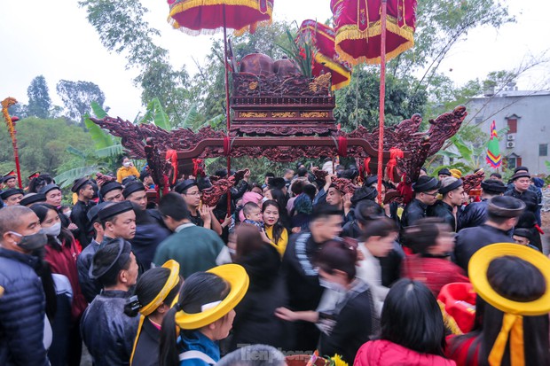 Người người chen chúc chui kiệu cầu may tại lễ hội Đền Và-5