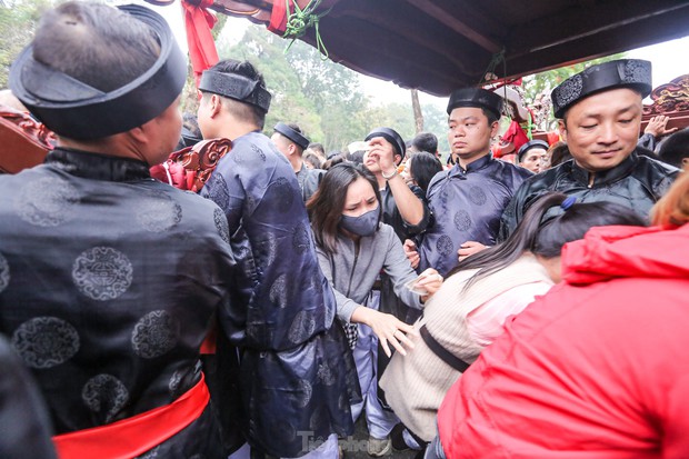 Người người chen chúc chui kiệu cầu may tại lễ hội Đền Và-22