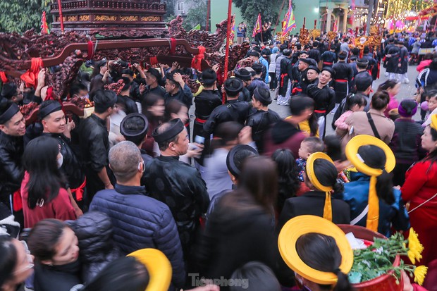 Người người chen chúc chui kiệu cầu may tại lễ hội Đền Và-4