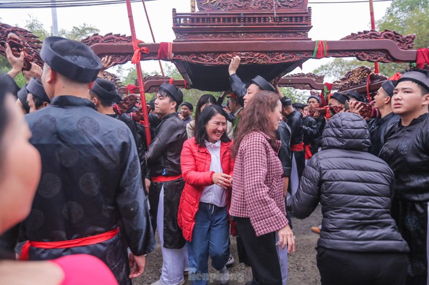 Người người chen chúc chui kiệu cầu may tại lễ hội Đền Và-3