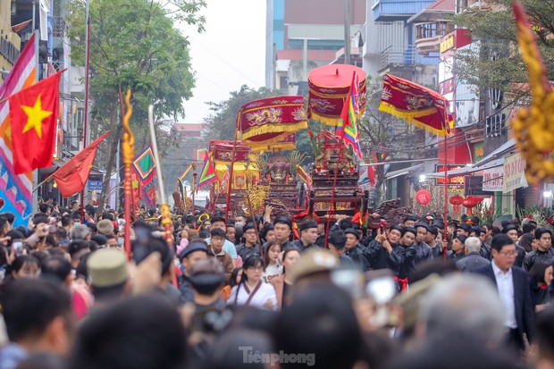 Người người chen chúc chui kiệu cầu may tại lễ hội Đền Và-1