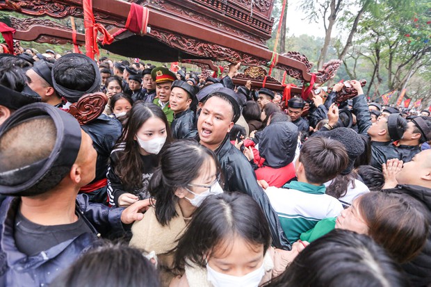 Người người chen chúc chui kiệu cầu may tại lễ hội Đền Và-21