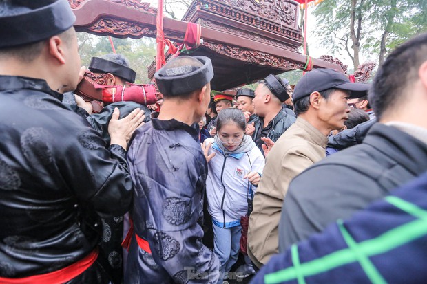 Người người chen chúc chui kiệu cầu may tại lễ hội Đền Và-20