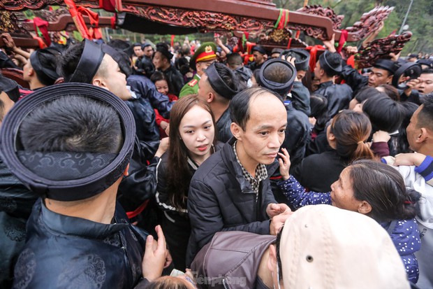 Người người chen chúc chui kiệu cầu may tại lễ hội Đền Và-18