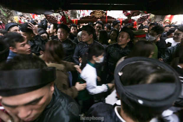 Người người chen chúc chui kiệu cầu may tại lễ hội Đền Và-17