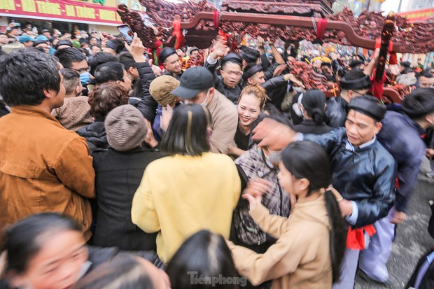 Người người chen chúc chui kiệu cầu may tại lễ hội Đền Và-16