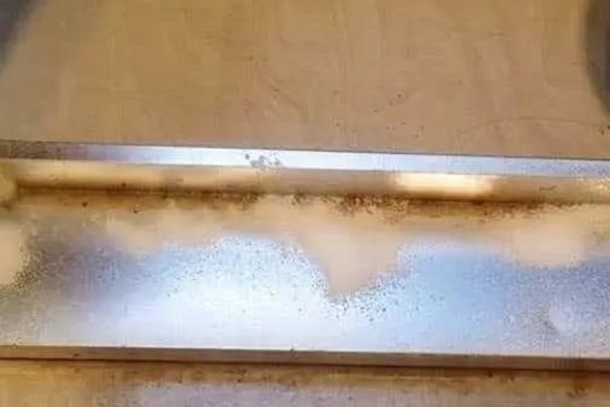 Rắc muối vào khe cửa tưởng lãng phí hóa ra có lợi ích bất ngờ, nhiều người sẽ tiếc vì không biết sớm