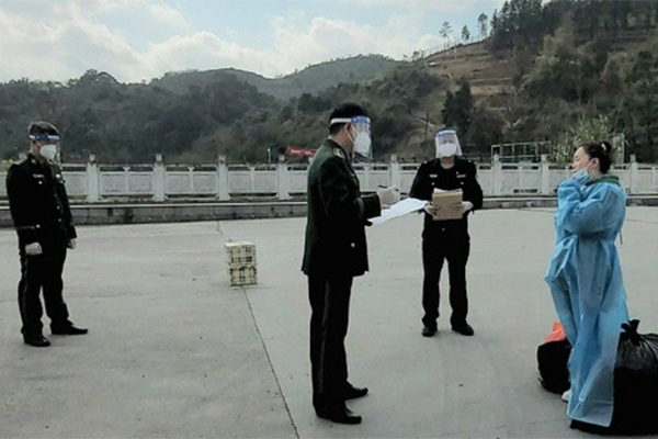 Vay 165 triệu, phải trả nợ 5 tỉ đồng, 1 phụ nữ cầu cứu công an-2