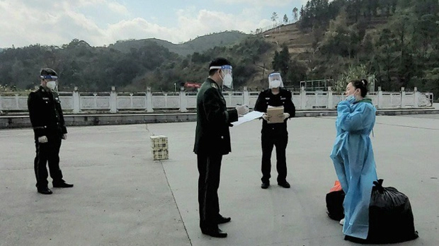 Phát hiện nhiều đối tượng truy nã trong nhóm công dân được trao trả qua biên giới-1