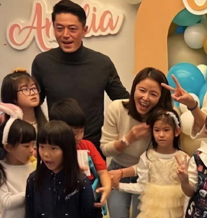 Con gái Lâm Tâm Như lần đầu bị lộ mặt-2