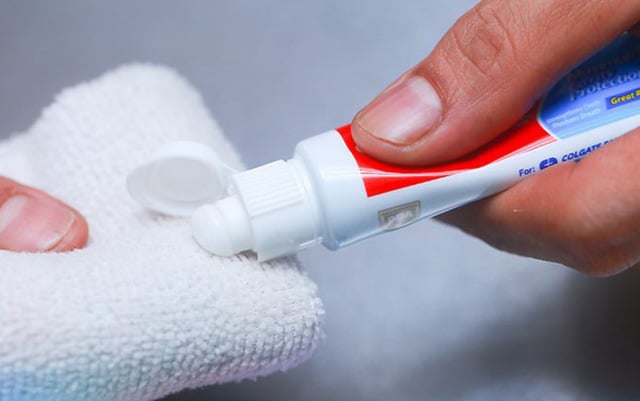 Lấy ít kem đánh răng bôi lên gương phòng tắm, bạn sẽ bất ngờ vì kết quả-1