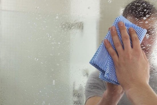 Lấy ít kem đánh răng bôi lên gương phòng tắm, bạn sẽ bất ngờ vì kết quả