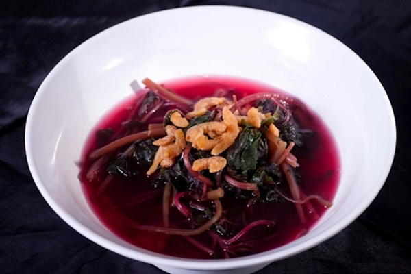 Thứ rau đỏ có tác dụng bơm máu, khỏe xương, nhưng chuyên gia khuyên 3 nhóm người không nên ăn-2