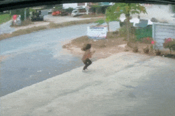 Dân mạng phát sốt với cách cô gái lùi xe không giống ai-1