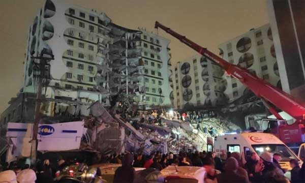 Hiện trường động đất rung chuyển Thổ Nhĩ Kỳ: Người dân la hét cầu cứu và tháo chạy trong hoảng loạn-3