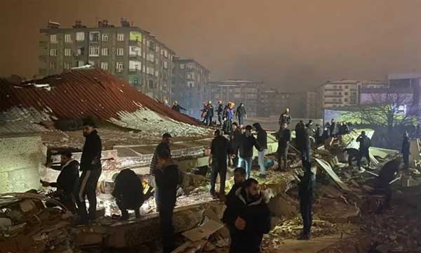 Hiện trường động đất rung chuyển Thổ Nhĩ Kỳ: Người dân la hét cầu cứu và tháo chạy trong hoảng loạn-4