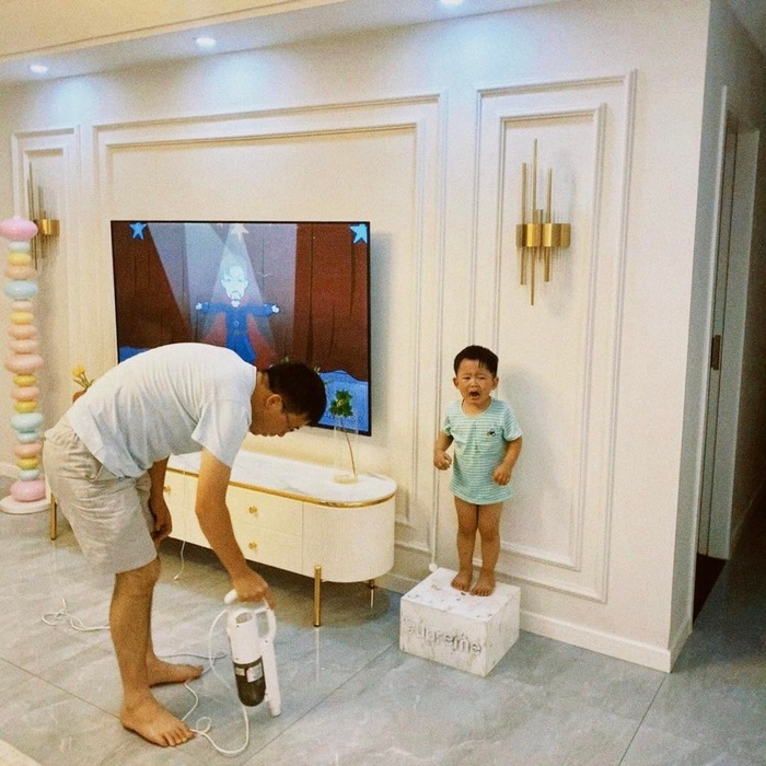 Con làm vỡ tượng trang trí đắt tiền, cách giải quyết của ông bố khiến dân mạng nể-2