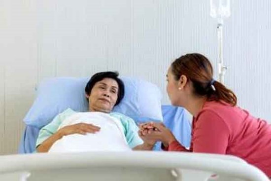 Mải đi chơi với bạn, chồng tôi để mẹ già đói khát nguyên một ngày