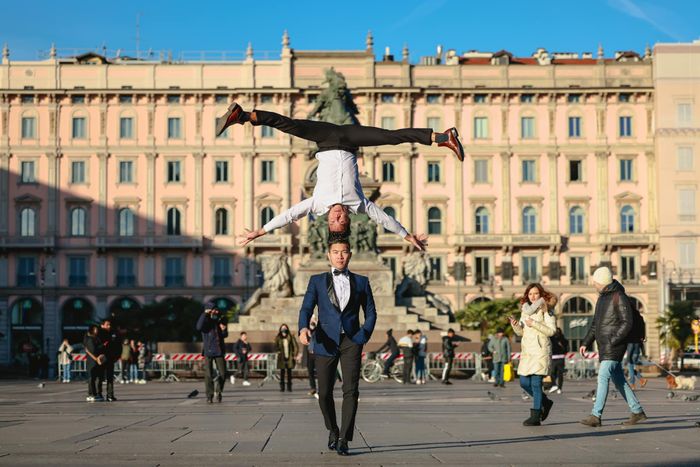 Quốc Cơ - Quốc Nghiệp chồng đầu đi trên đường phố Italy sau khi lập kỷ lục thế giới-3