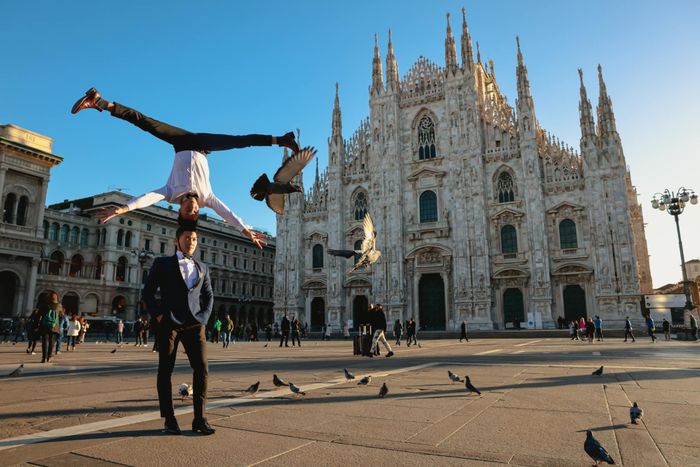 Quốc Cơ - Quốc Nghiệp chồng đầu đi trên đường phố Italy sau khi lập kỷ lục thế giới-4