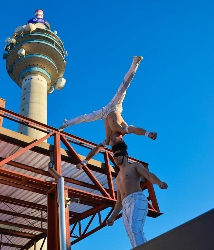 Quốc Cơ - Quốc Nghiệp chồng đầu đi trên đường phố Italy sau khi lập kỷ lục thế giới-9