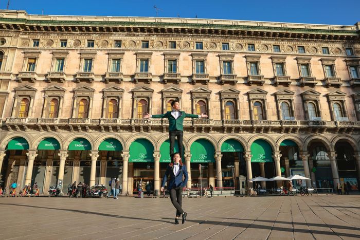 Quốc Cơ - Quốc Nghiệp chồng đầu đi trên đường phố Italy sau khi lập kỷ lục thế giới-7