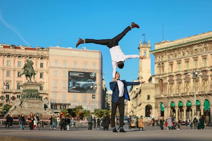 Quốc Cơ - Quốc Nghiệp chồng đầu đi trên đường phố Italy sau khi lập kỷ lục thế giới-5