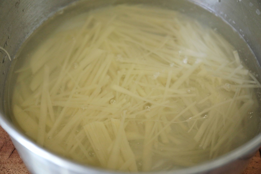 Bánh khoai lang chiên quen quá rồi, thử dùng khoai tây làm bánh cũng thơm ngon không kém-1