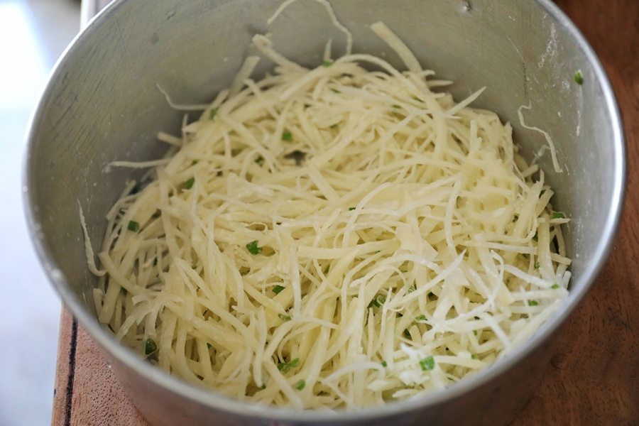 Bánh khoai lang chiên quen quá rồi, thử dùng khoai tây làm bánh cũng thơm ngon không kém-2