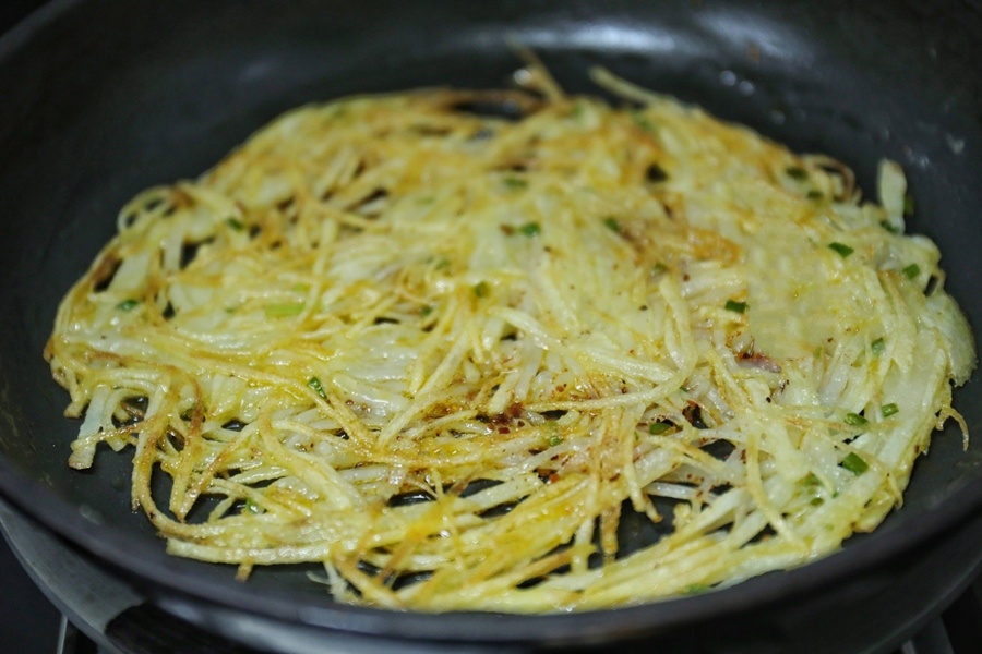 Bánh khoai lang chiên quen quá rồi, thử dùng khoai tây làm bánh cũng thơm ngon không kém-3