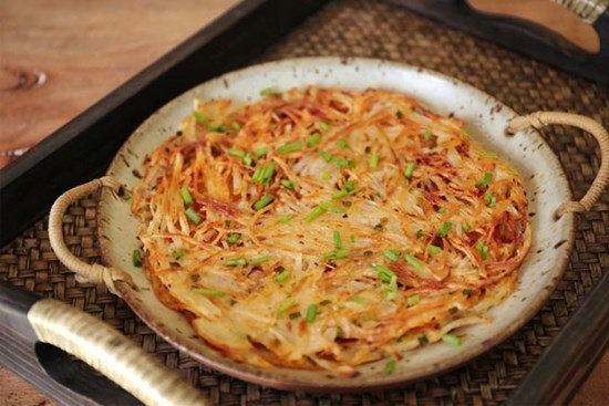 Bánh khoai lang chiên quen quá rồi, thử dùng khoai tây làm bánh cũng thơm ngon không kém