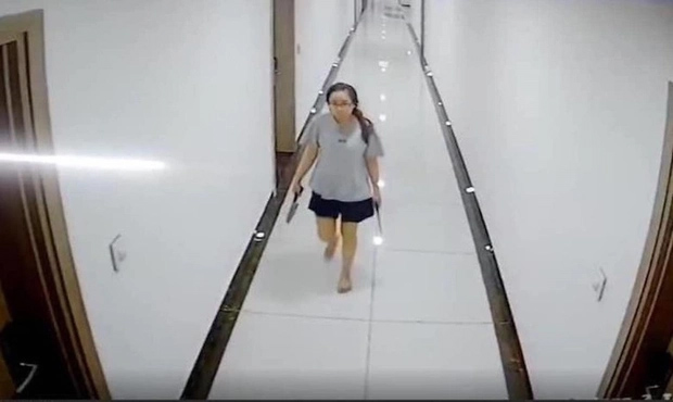 Người phụ nữ cầm dao đi dọc hành lang, đe doạ hàng xóm trong chung cư ở Hà Nội-1