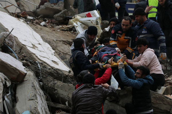 Hơn 1.300 người chết trong động đất hủy diệt ở Thổ Nhĩ Kỳ-1